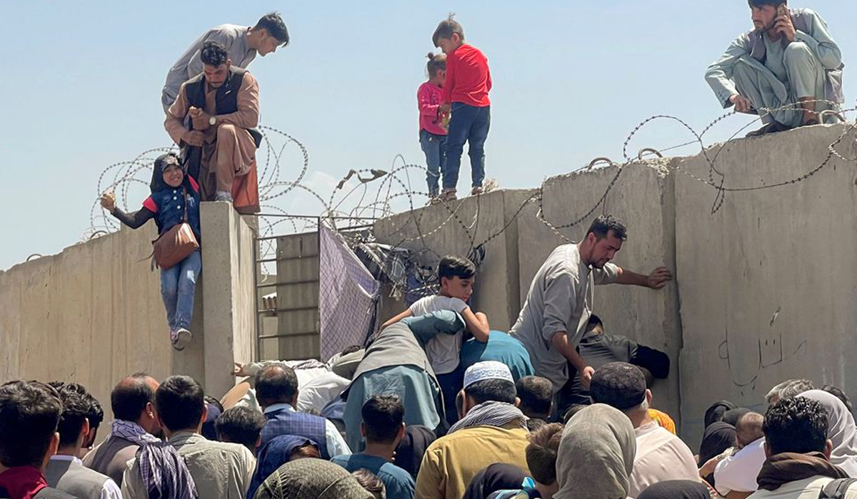 Frantic scenes at Kabul airport as Afghans try to flee Taliban